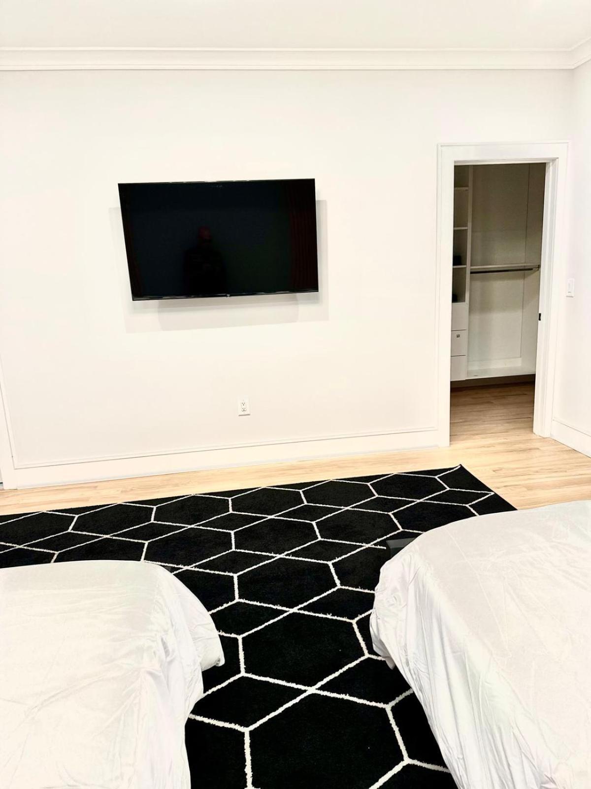 Huge 2000 Sqft Luxury & Stylish Minutes To New York Villa *