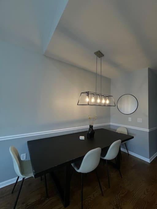 Modern Minimalistic 3 Bdr Townhouse Holiday home