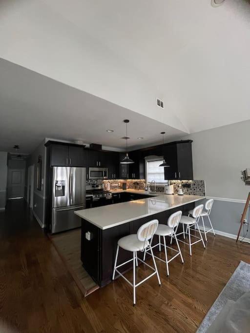 Modern Minimalistic 3 Bdr Townhouse *