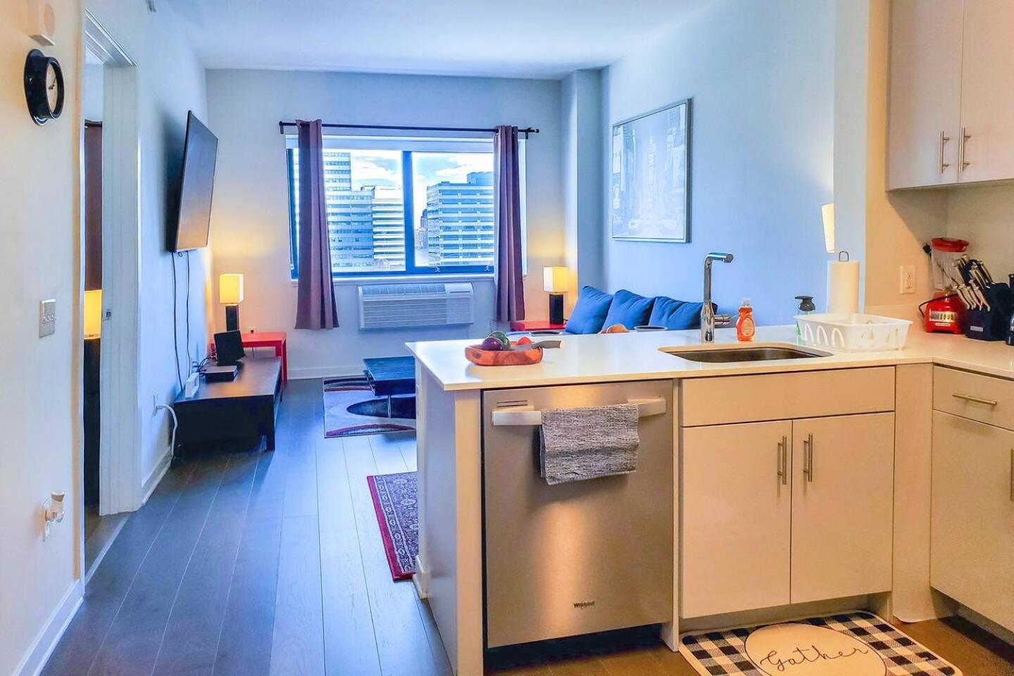 Apartment Very Posh 1 Bed -city Views, Walk To Subway And Ferry, 15 Minutes To Manhattan, Min 30 Days