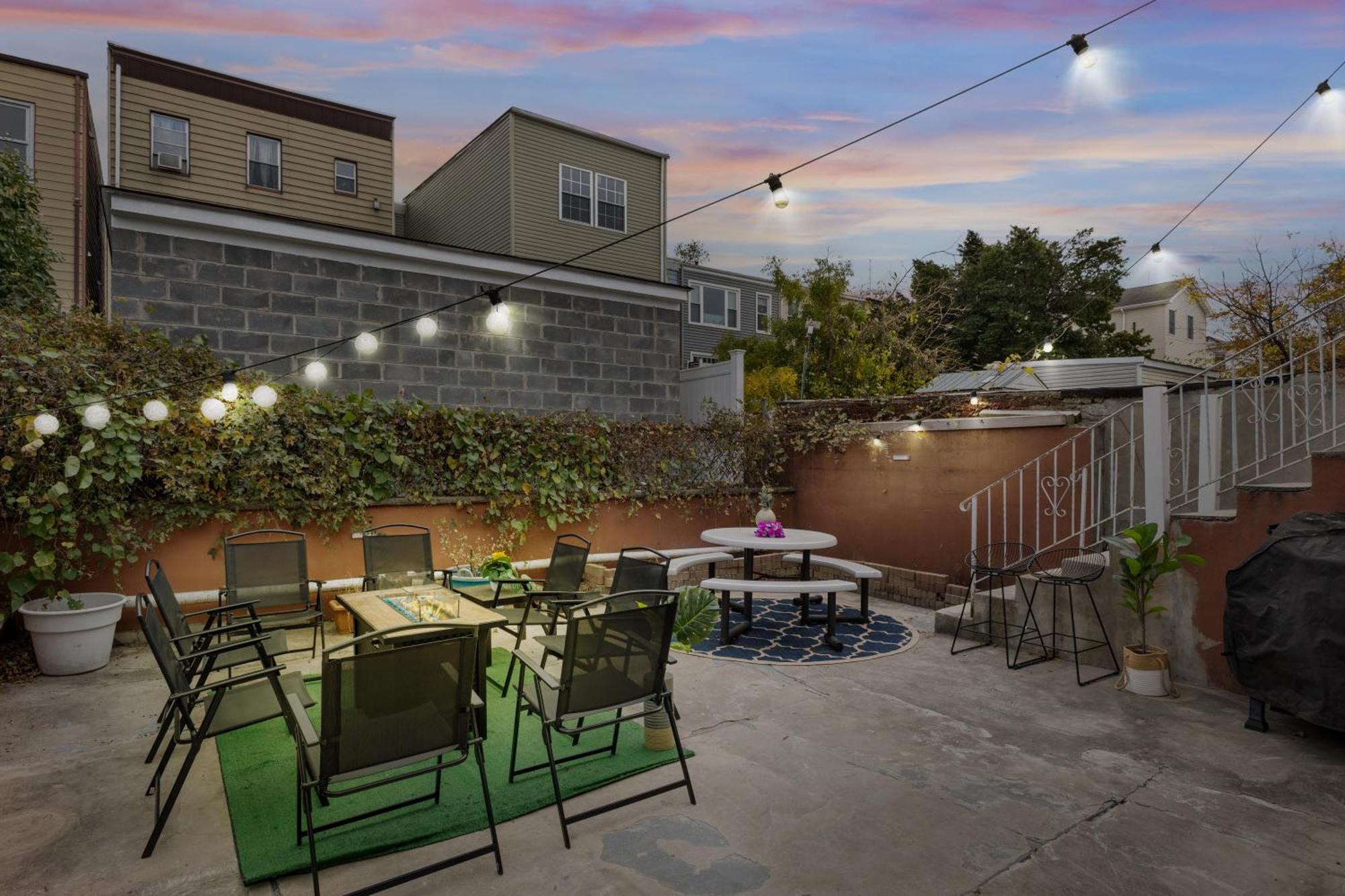 Large Luxury With Game & Backyard Near Nyc With Parking Jersey City