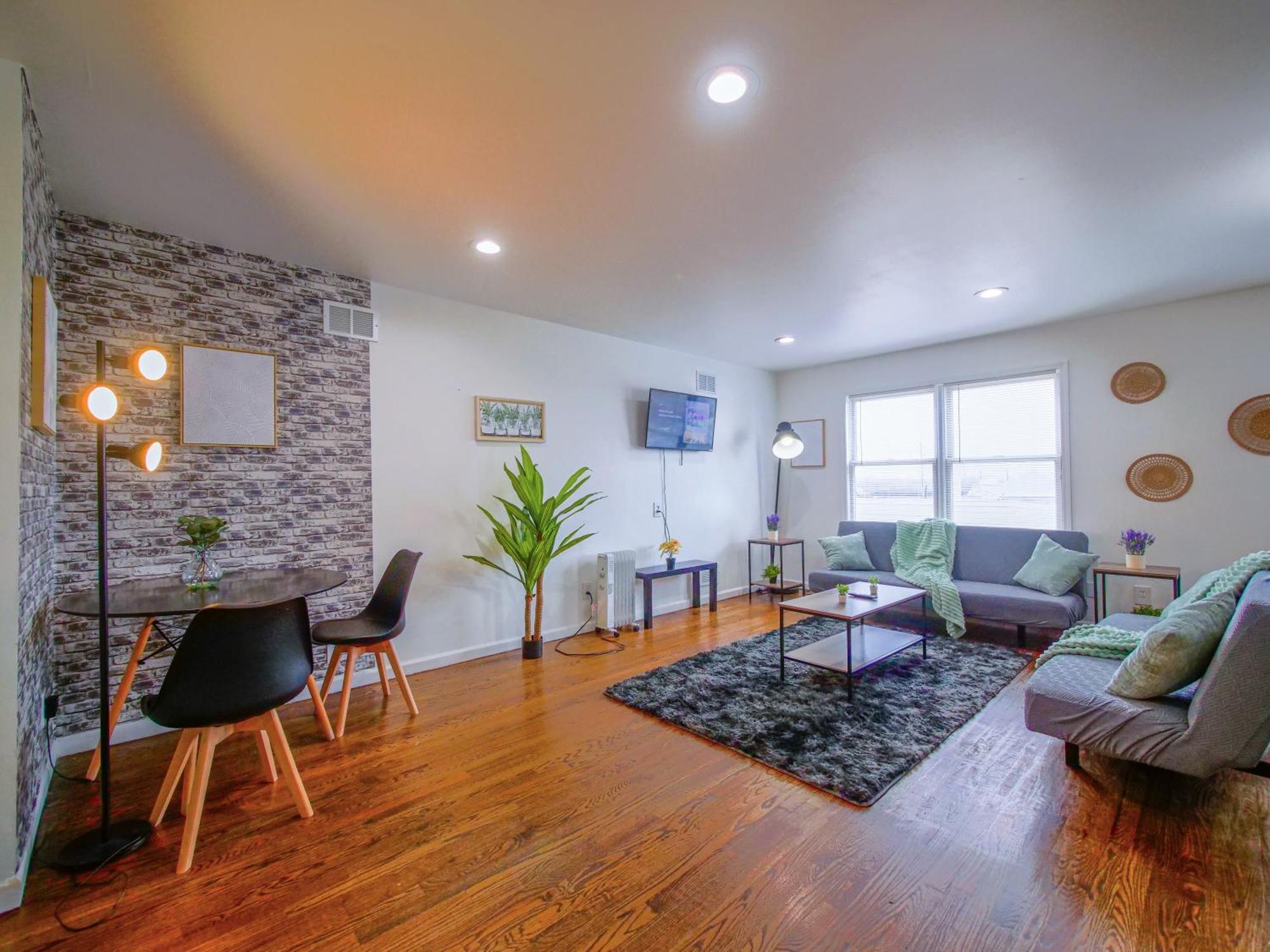 Cozy 3 - Bed Apartment, Minutes From Nyc!