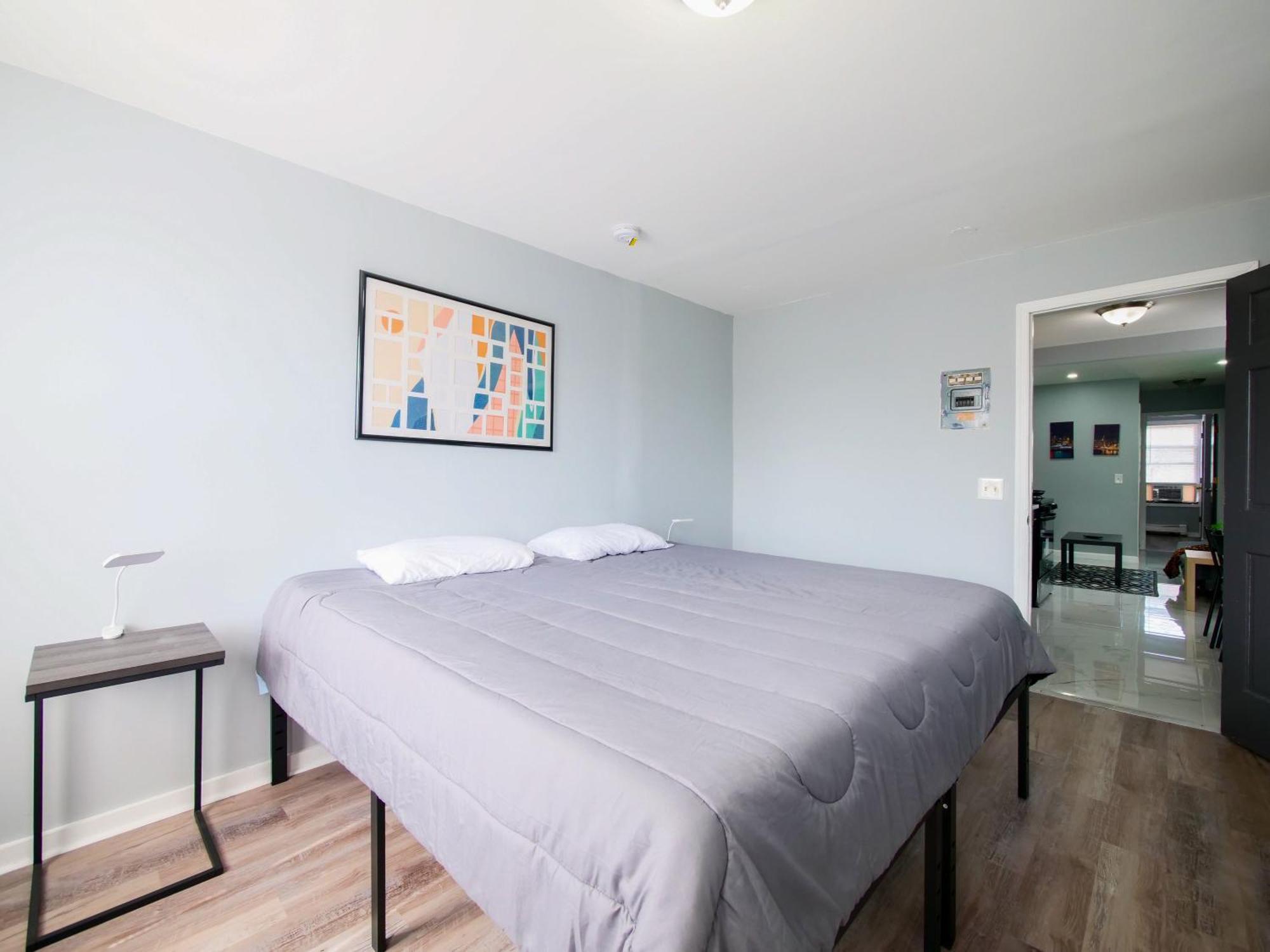 Cozy & Simple 2-bedroom Unit Minutes To Nyc Apartment