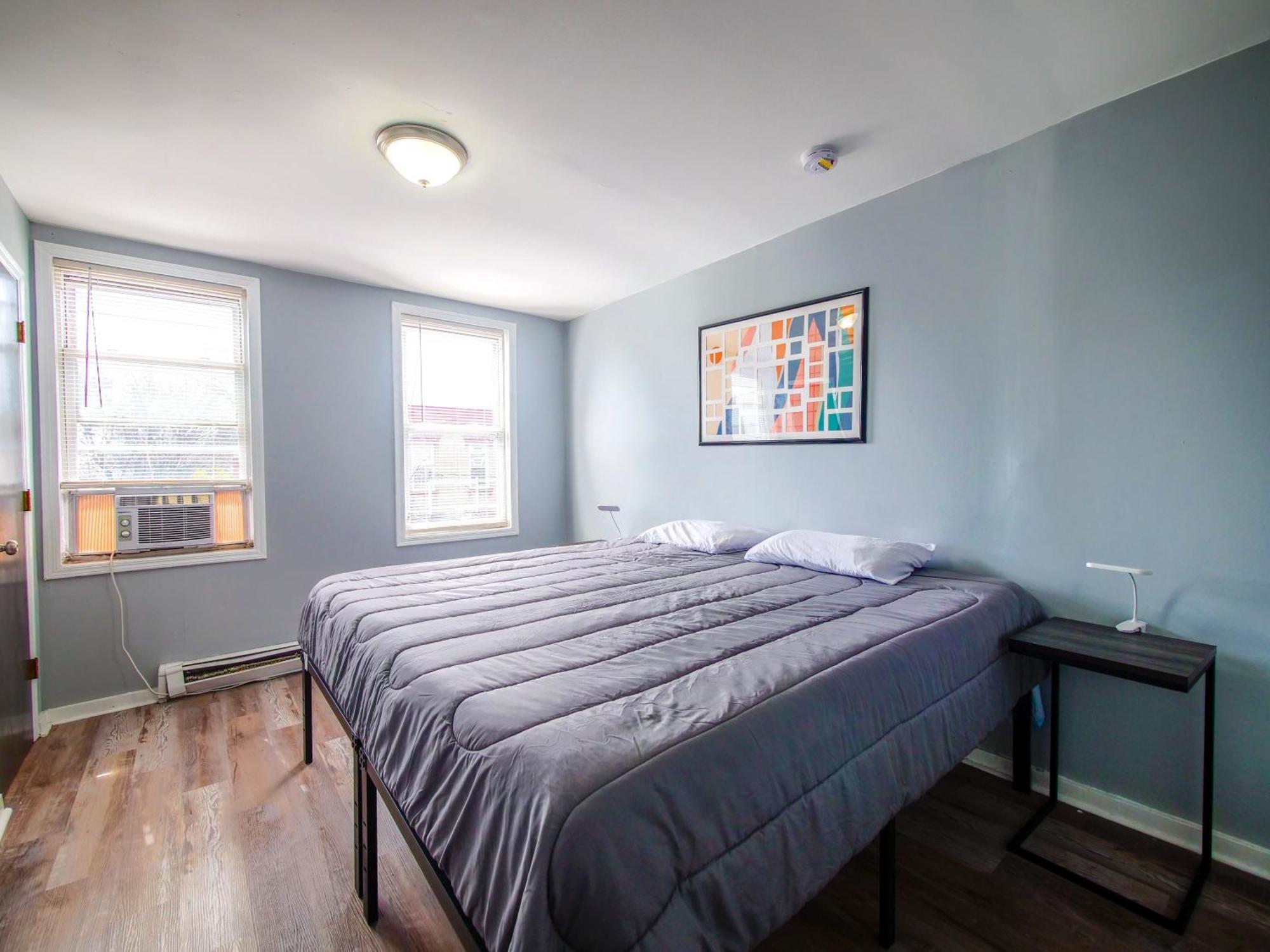 Cozy & Simple 2-bedroom Unit Minutes To Nyc