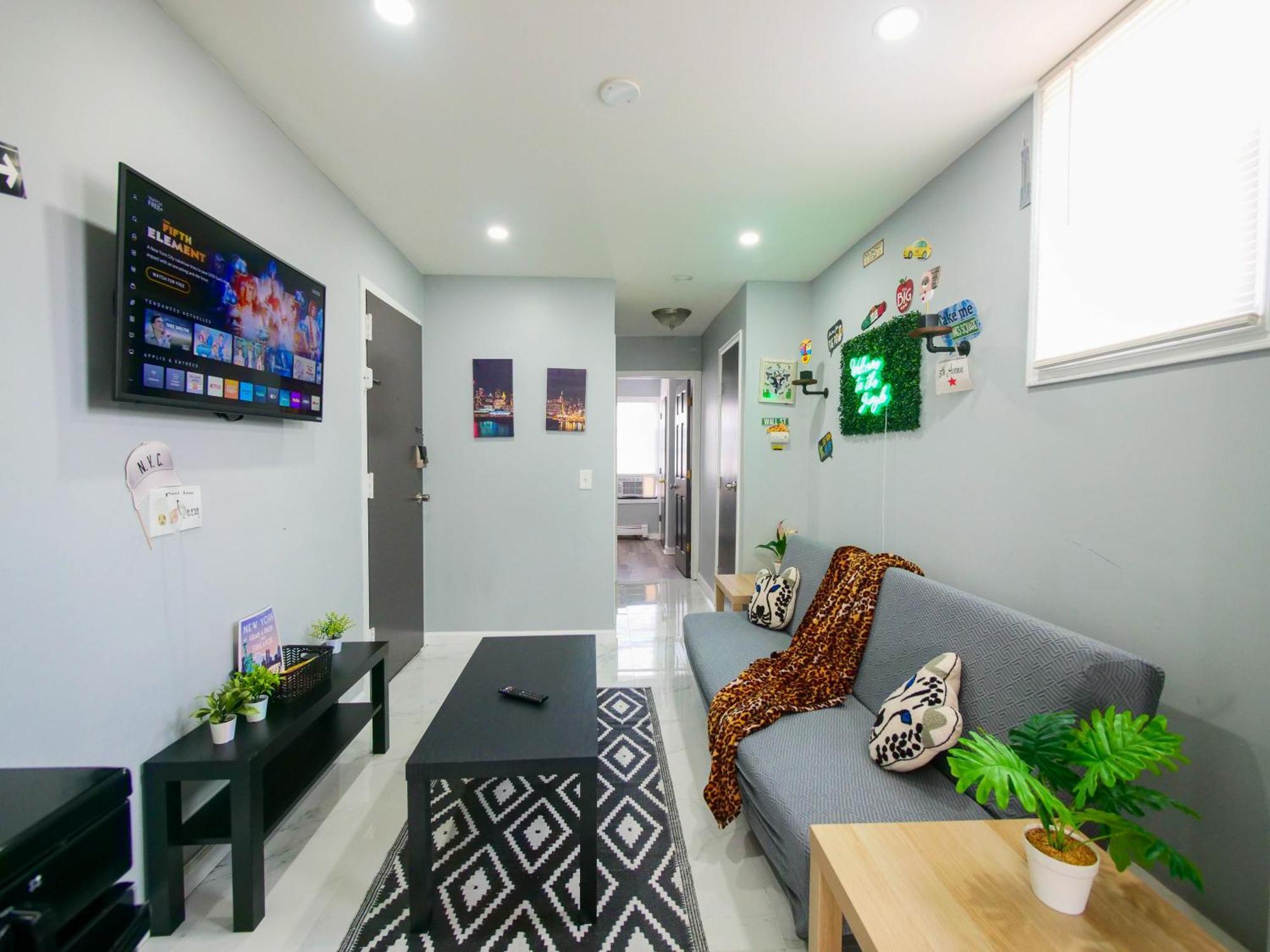 Cozy & Simple 2-bedroom Unit Minutes To Nyc Apartment