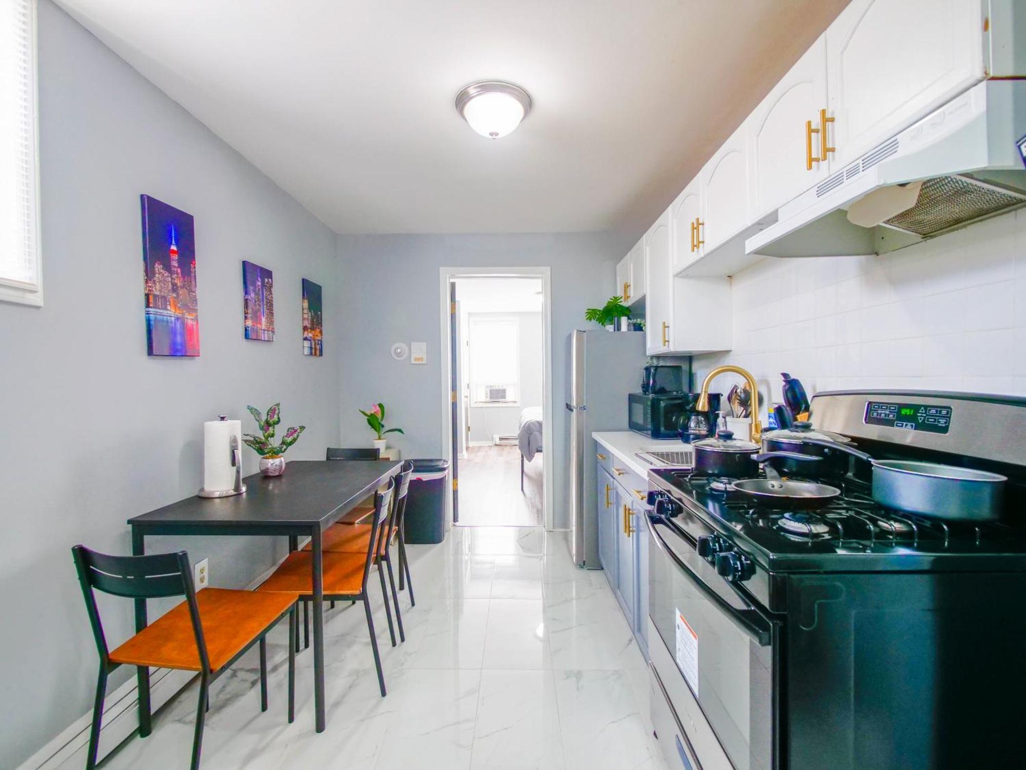 Apartment Cozy & Simple 2-bedroom Unit Minutes To Nyc *