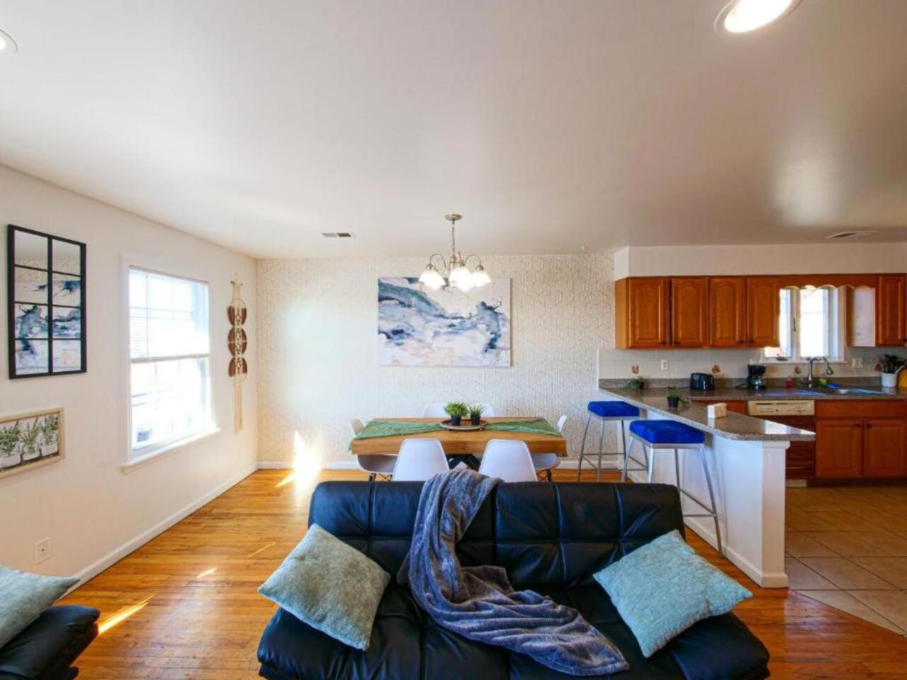 Apartment Cozy 3 - Bed Apartment, Minutes From Nyc! *