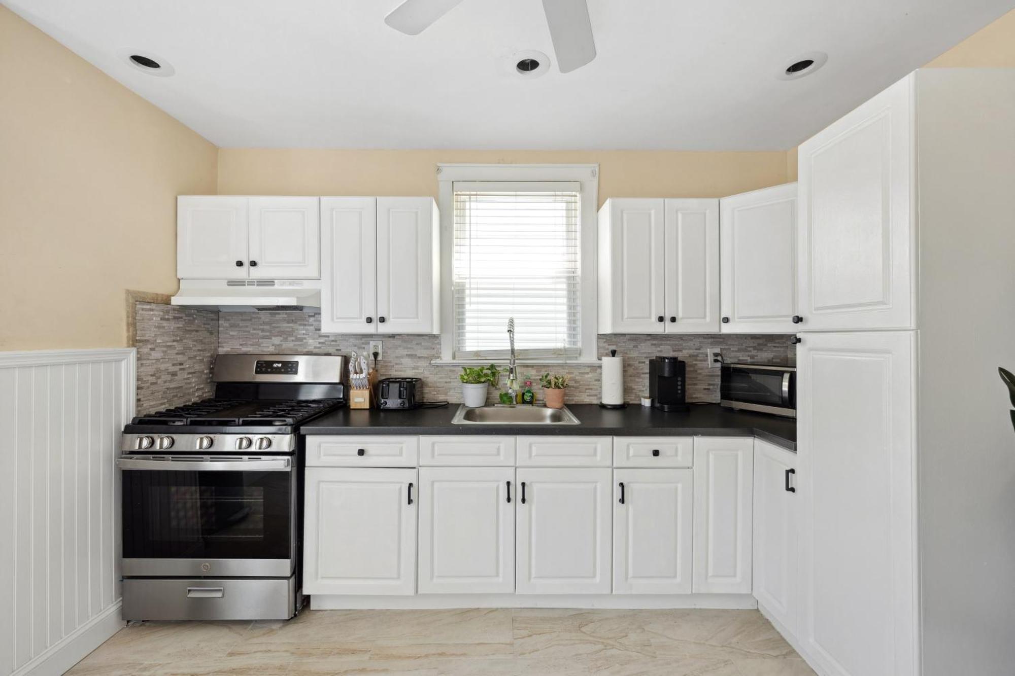 Spacious & Stylish 2br Near Manhattan Apartment