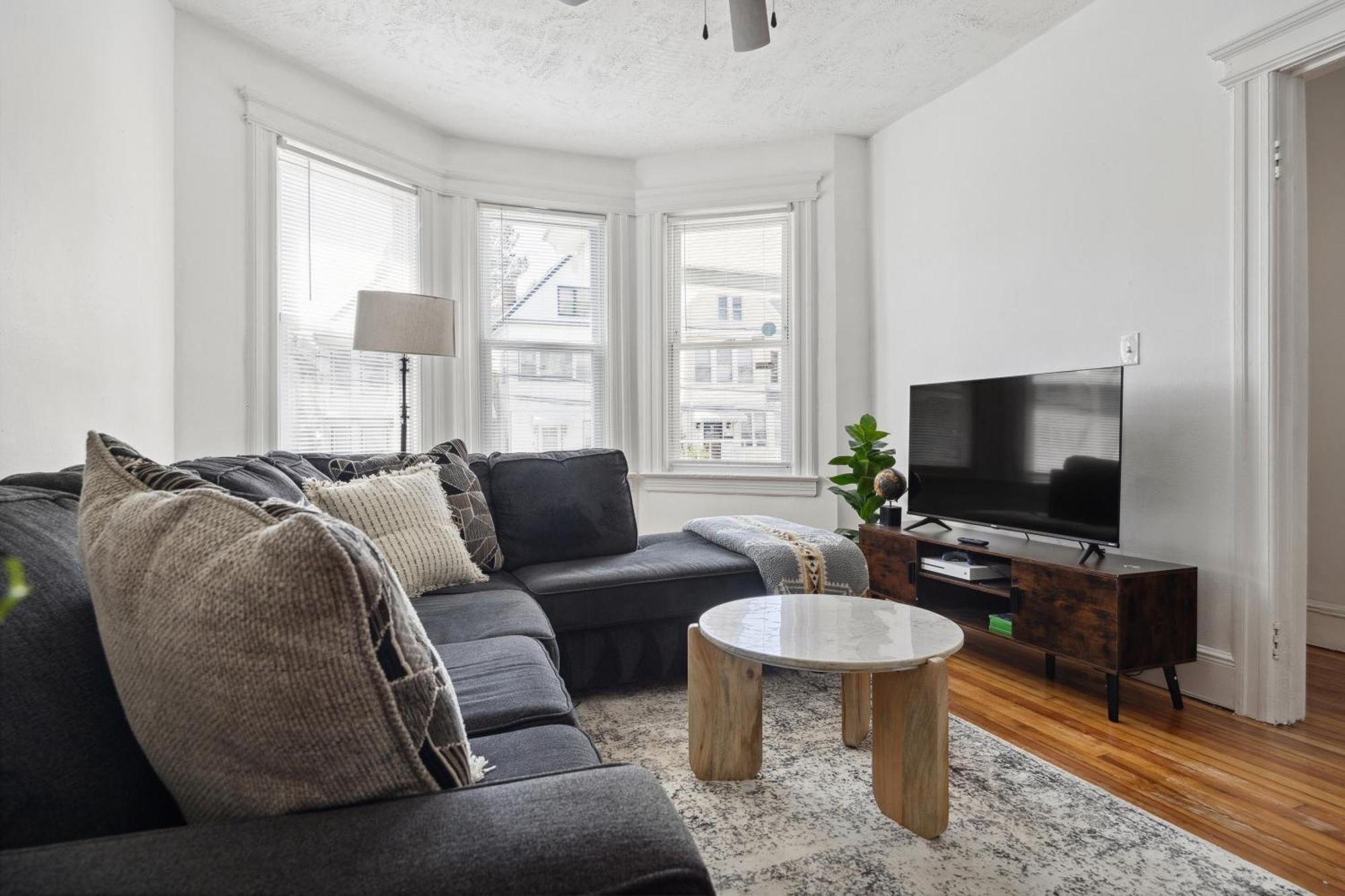 Spacious & Stylish 2br Near Manhattan Apartment *