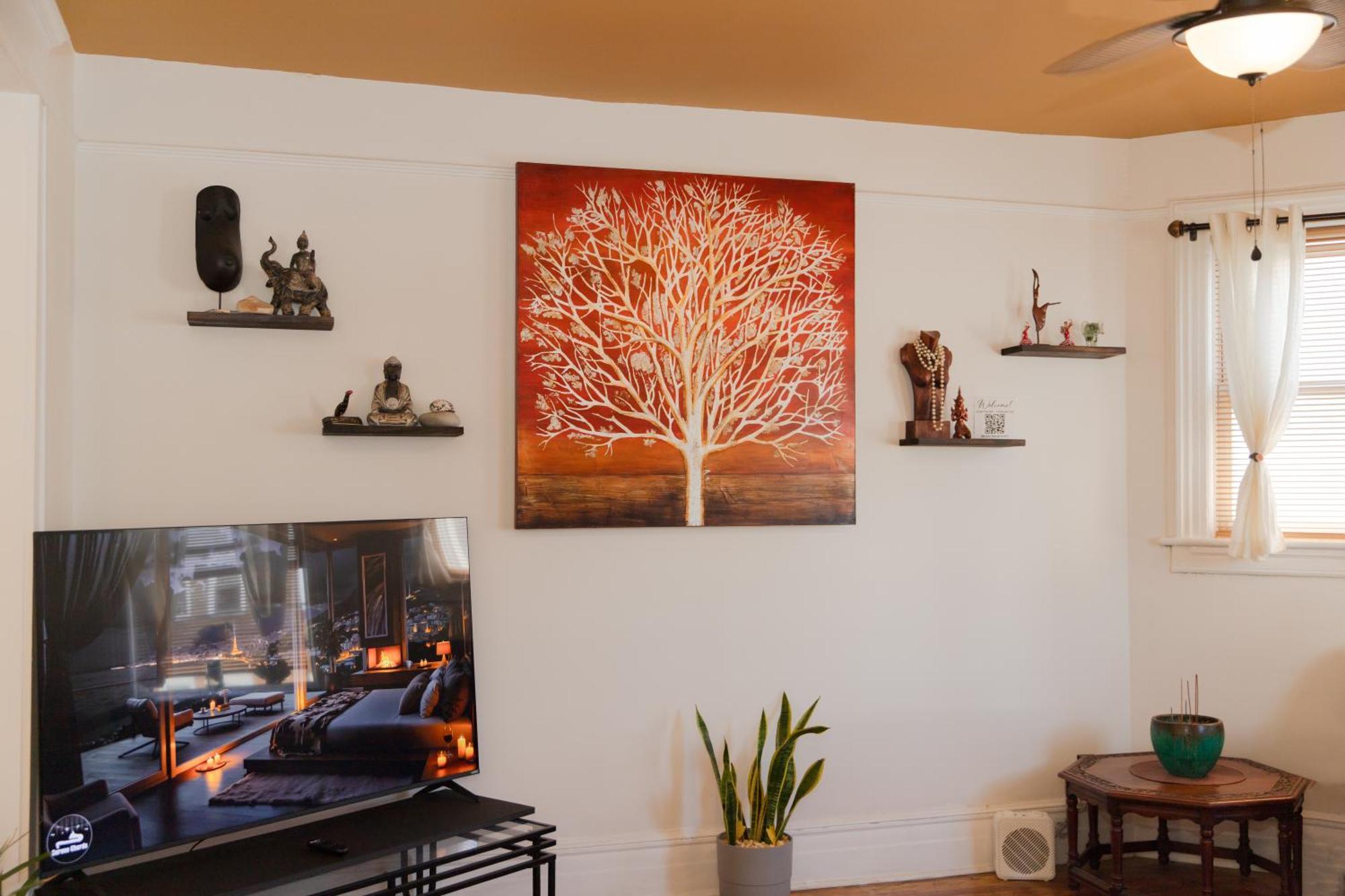 Apartment 3 Bedroom Gem! King, Full & Twin Beds, Sauna With Free Parking *