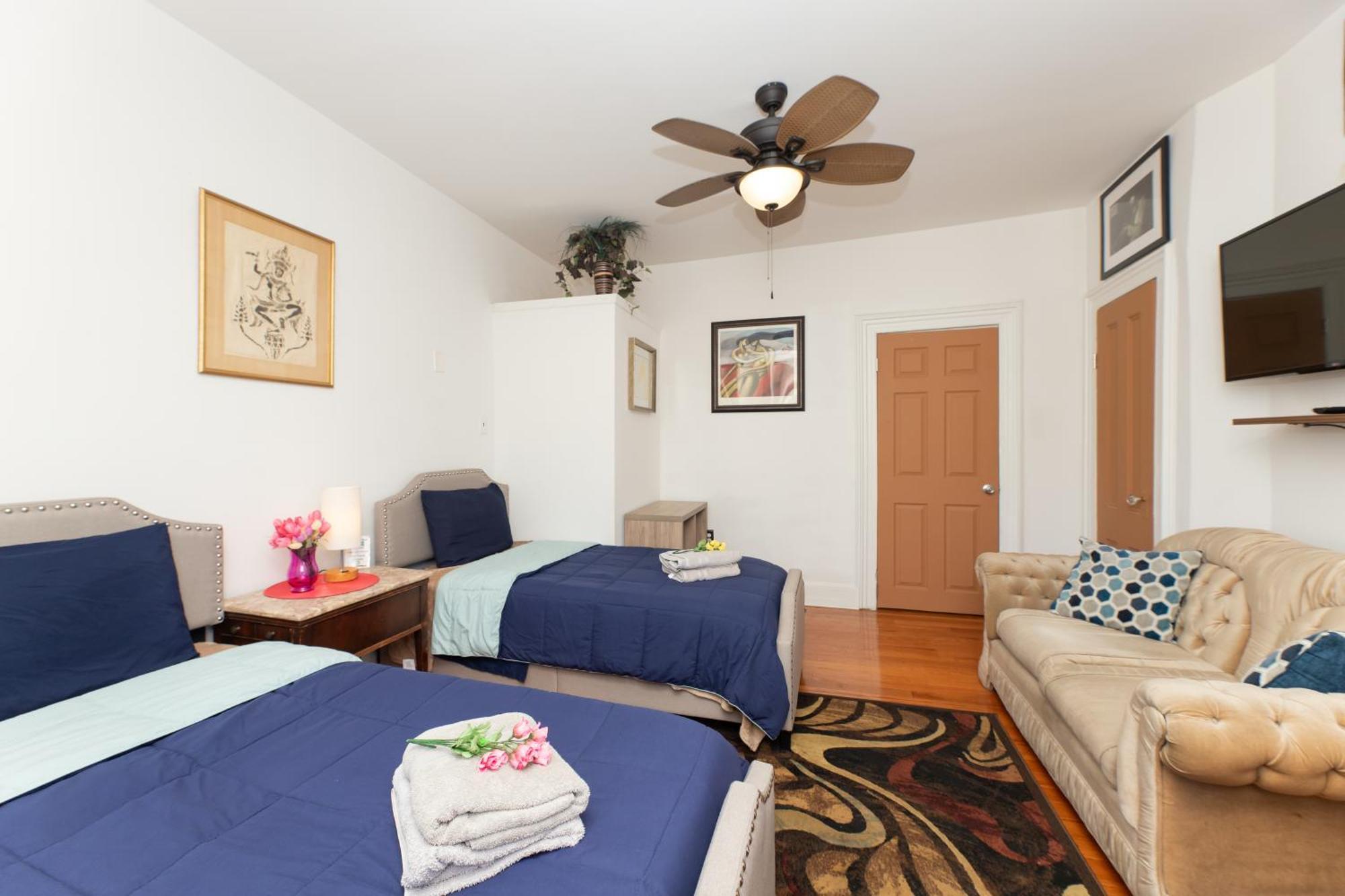 3 Bedroom Gem! King, Full & Twin Beds, Sauna With Free Parking *
