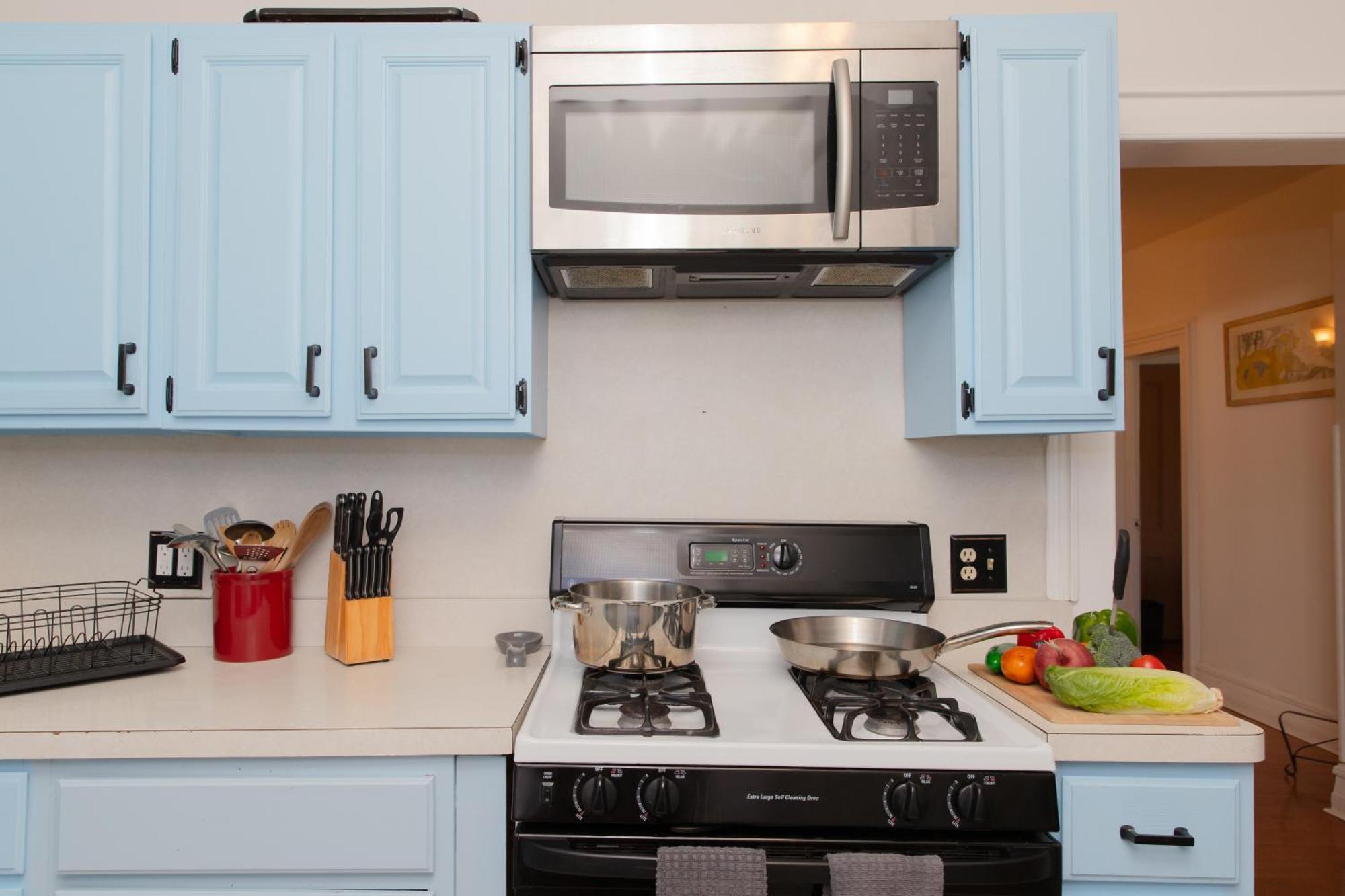 3 Bedroom Gem! King, Full & Twin Beds, Sauna With Free Parking Apartment *