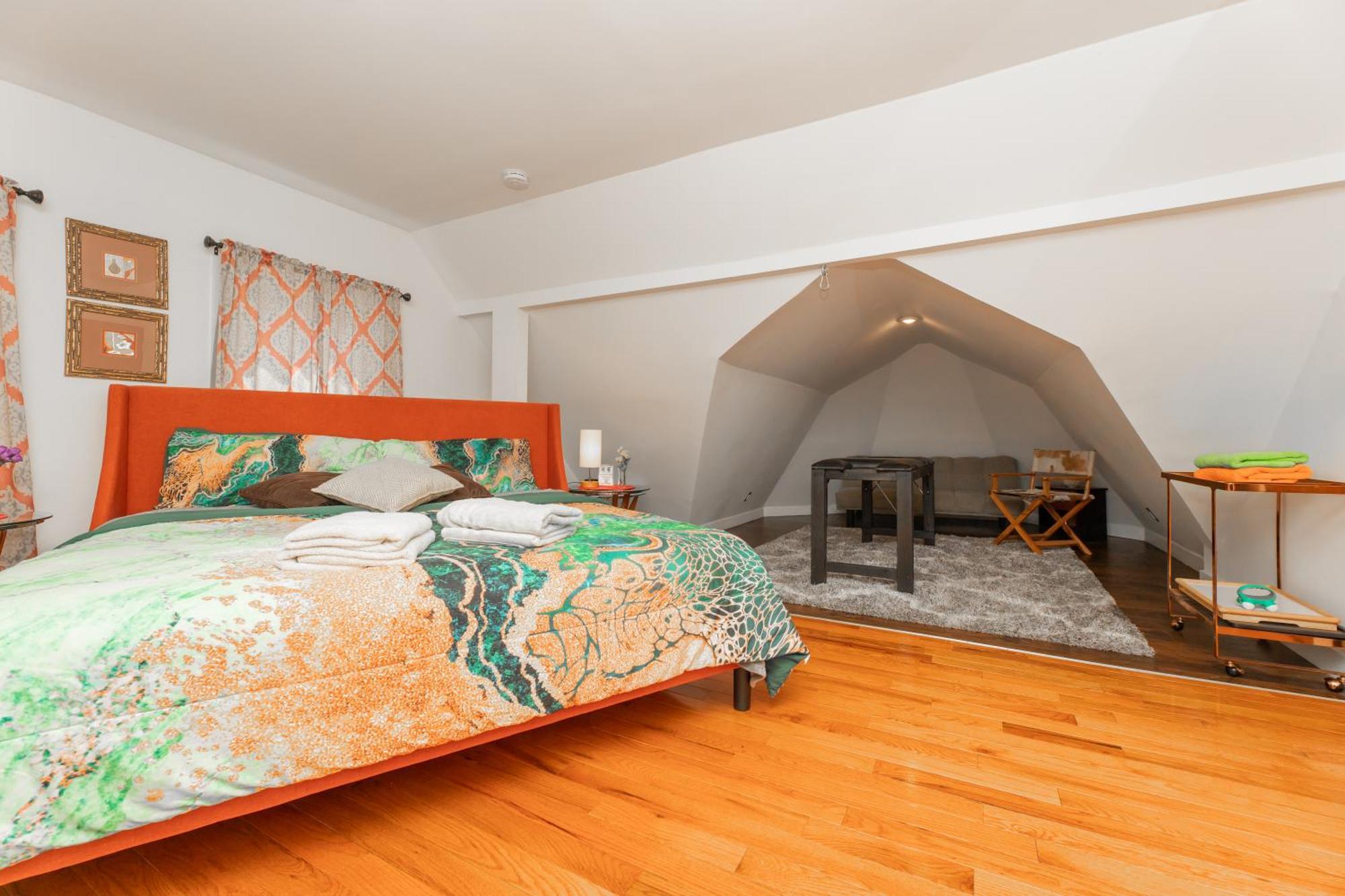 Apartment 3 Bedroom Gem! King, Full & Twin Beds, Sauna With Free Parking *