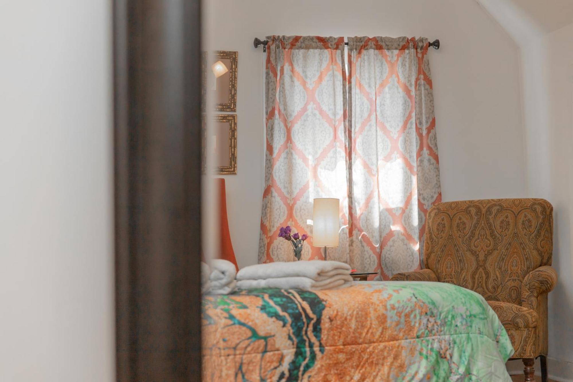3 Bedroom Gem! King, Full & Twin Beds, Sauna With Free Parking Apartment Jersey City