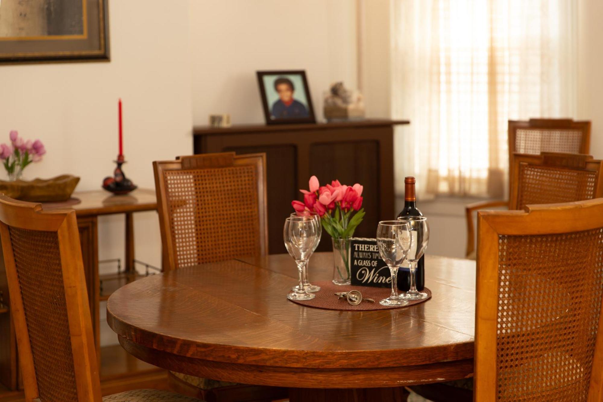 Apartment 3 Bedroom Gem! King, Full & Twin Beds, Sauna With Free Parking