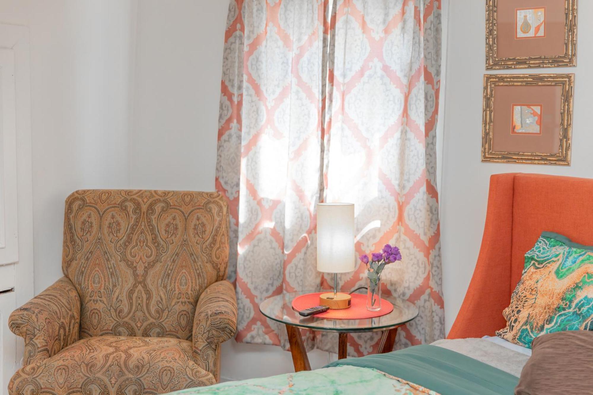 3 Bedroom Gem! King, Full & Twin Beds, Sauna With Free Parking * Jersey City