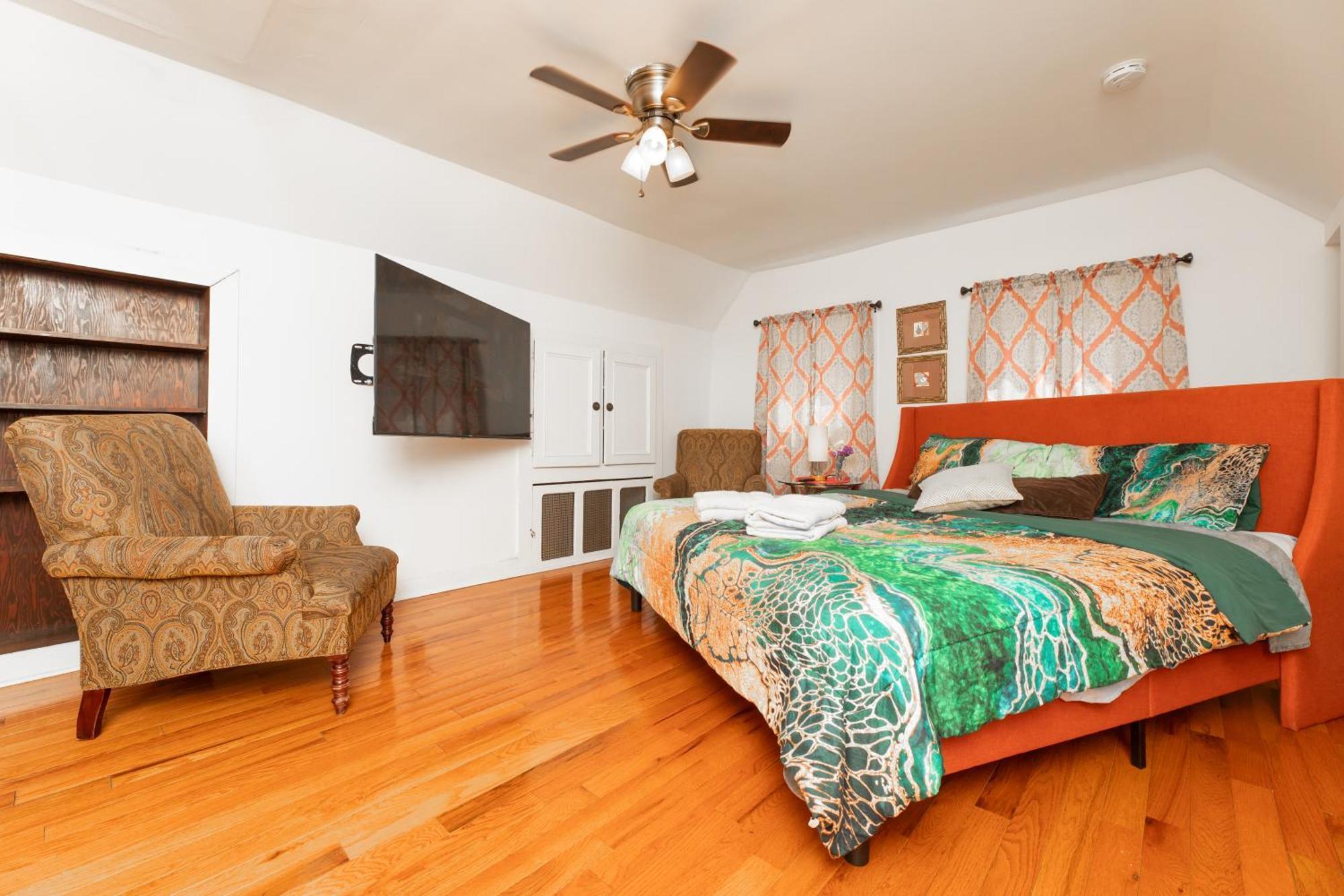 3 Bedroom Gem! King, Full & Twin Beds, Sauna With Free Parking * Jersey City