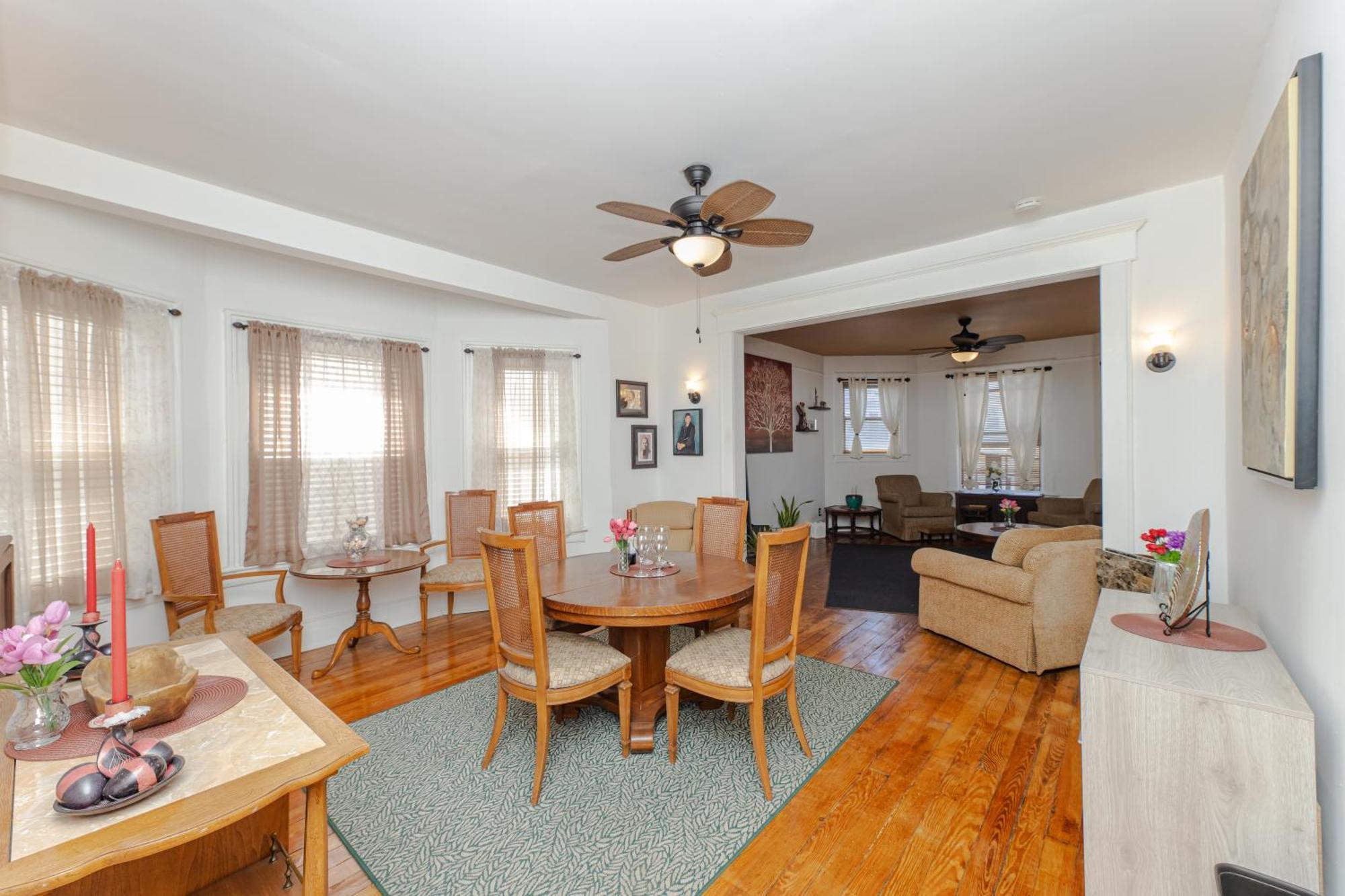 Apartment 3 Bedroom Gem! King, Full & Twin Beds, Sauna With Free Parking