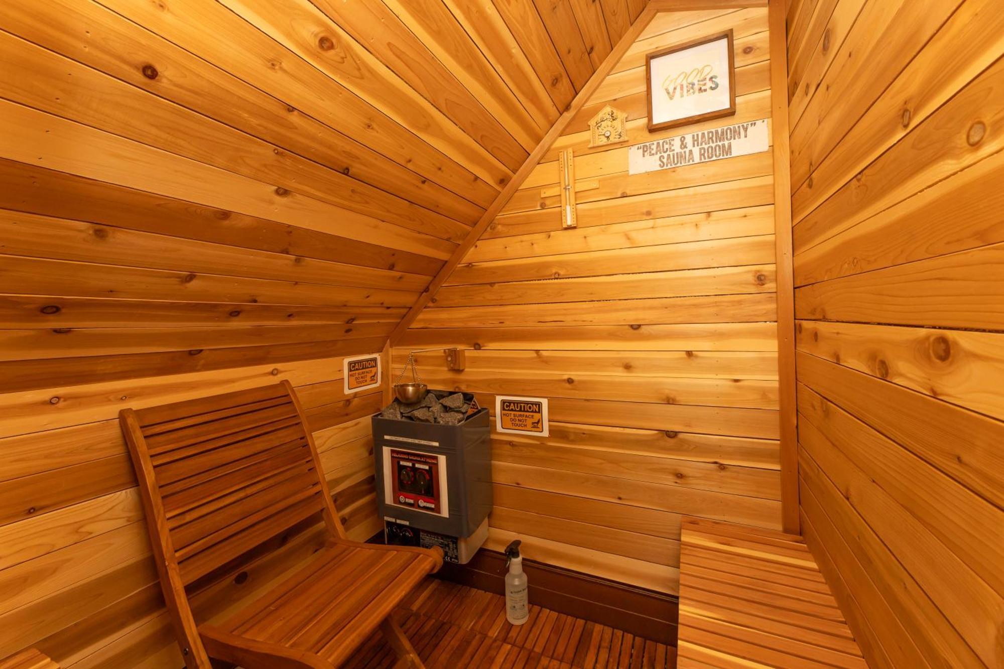 3 Bedroom Gem! King, Full & Twin Beds, Sauna With Free Parking * Jersey City