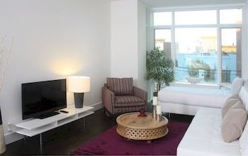 Dharma Jc At Grove Station Apartment