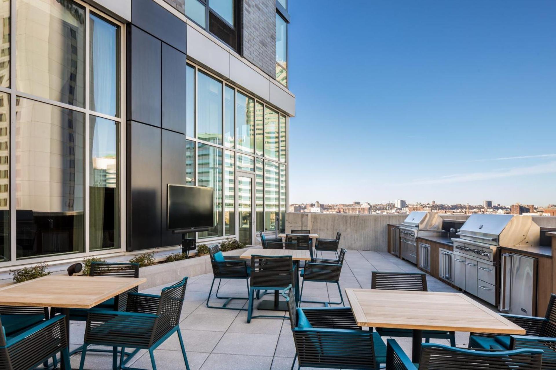 Deedee's Sky Rise At Newport Ii Apartment *