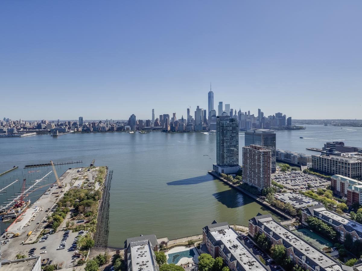 Deedee's Sky Rise At Newport Ii Apartment Jersey City