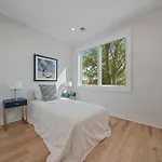 Huge 2000 Sqft Luxury & Stylish Condo Minutes To New York