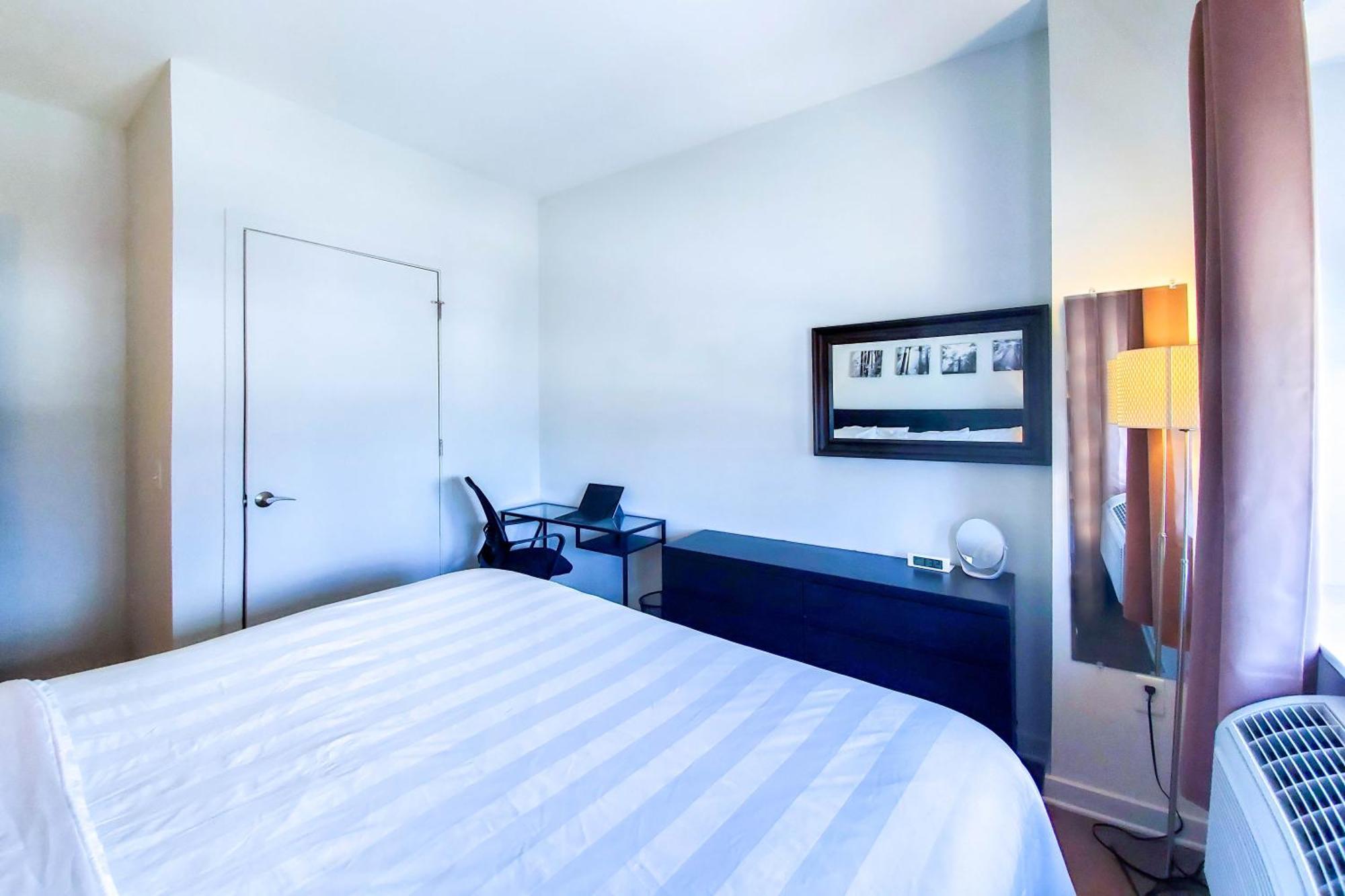Apartment Posh 1 Bed Star Amenities Views Close To Newport Mall Subway Minimum 30 Days *