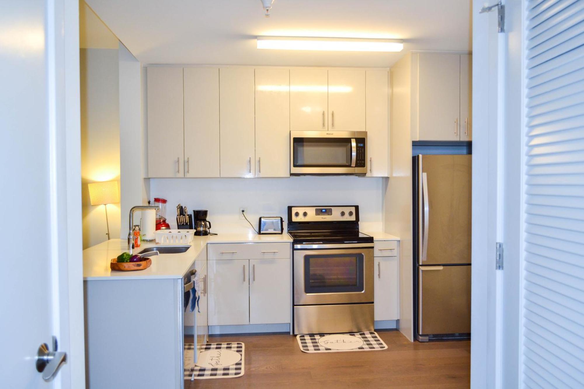 Posh 1 Bed Star Amenities Views Close To Newport Mall Subway Minimum 30 Days *