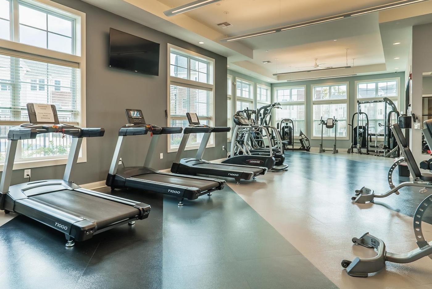 Posh 1 Bed Star Amenities Views Close To Newport Mall Subway Minimum 30 Days *