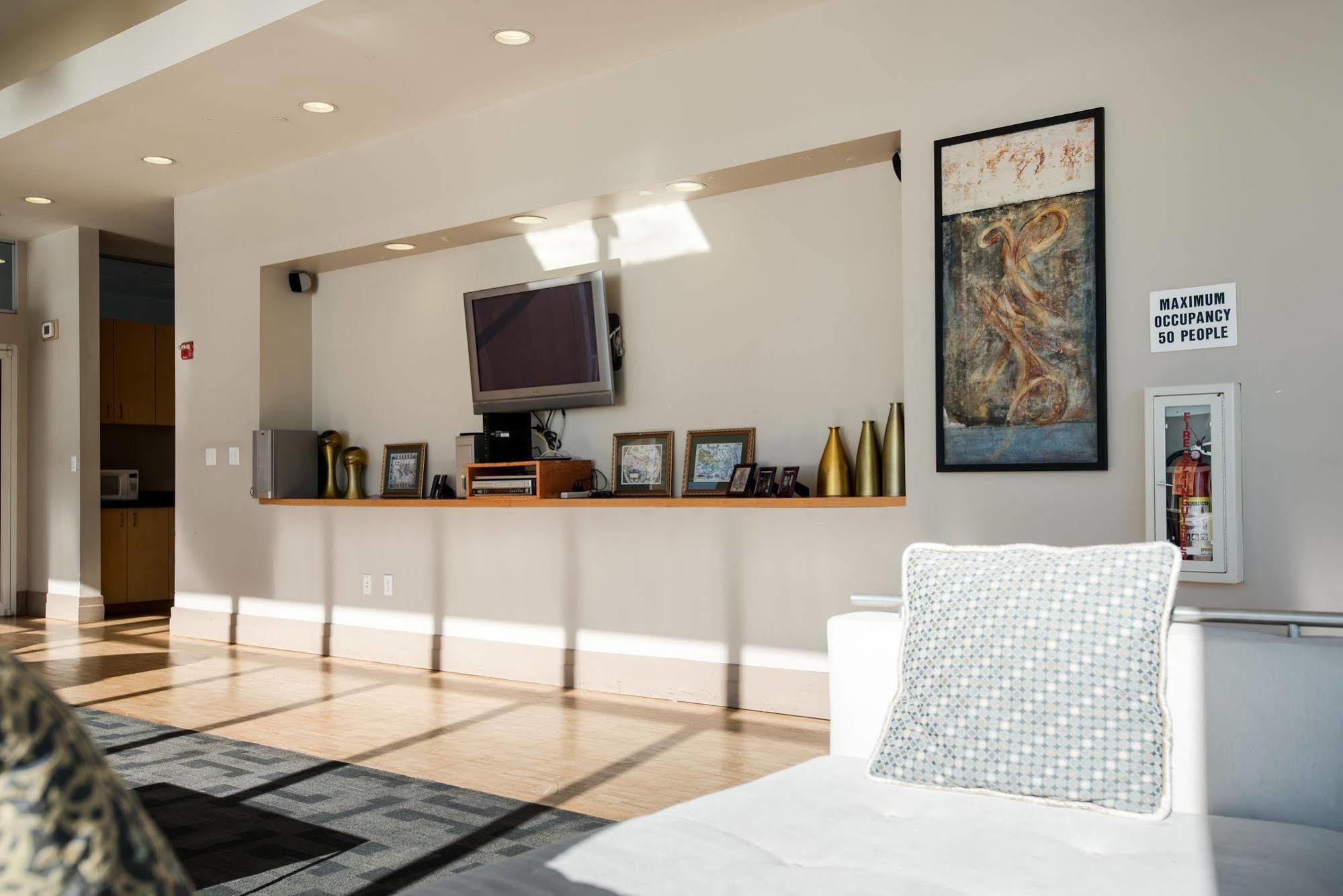 Dharma Jc At Exchange Place Apartment